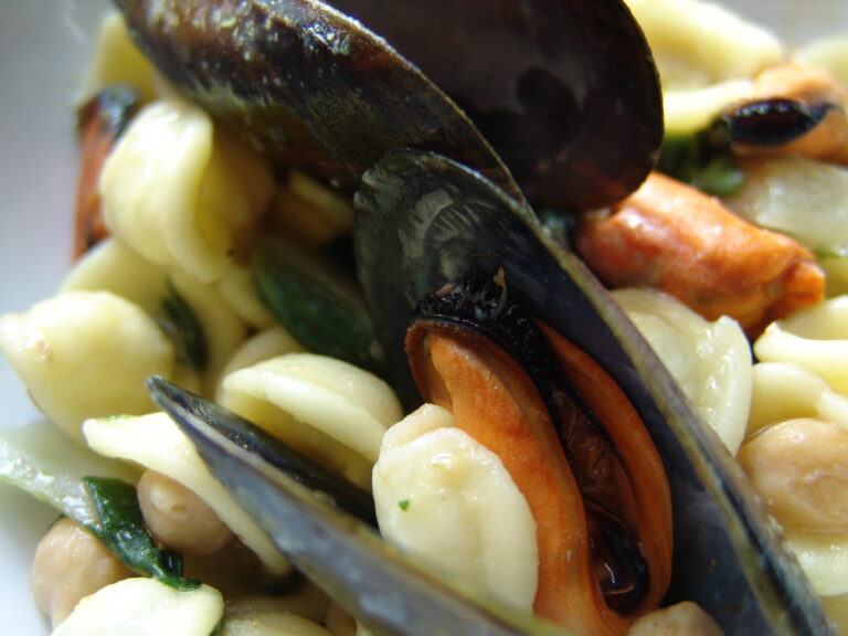 Orecchiette con Cozze, Ceci e Cavolo nero - Salvo Nicastro Chef