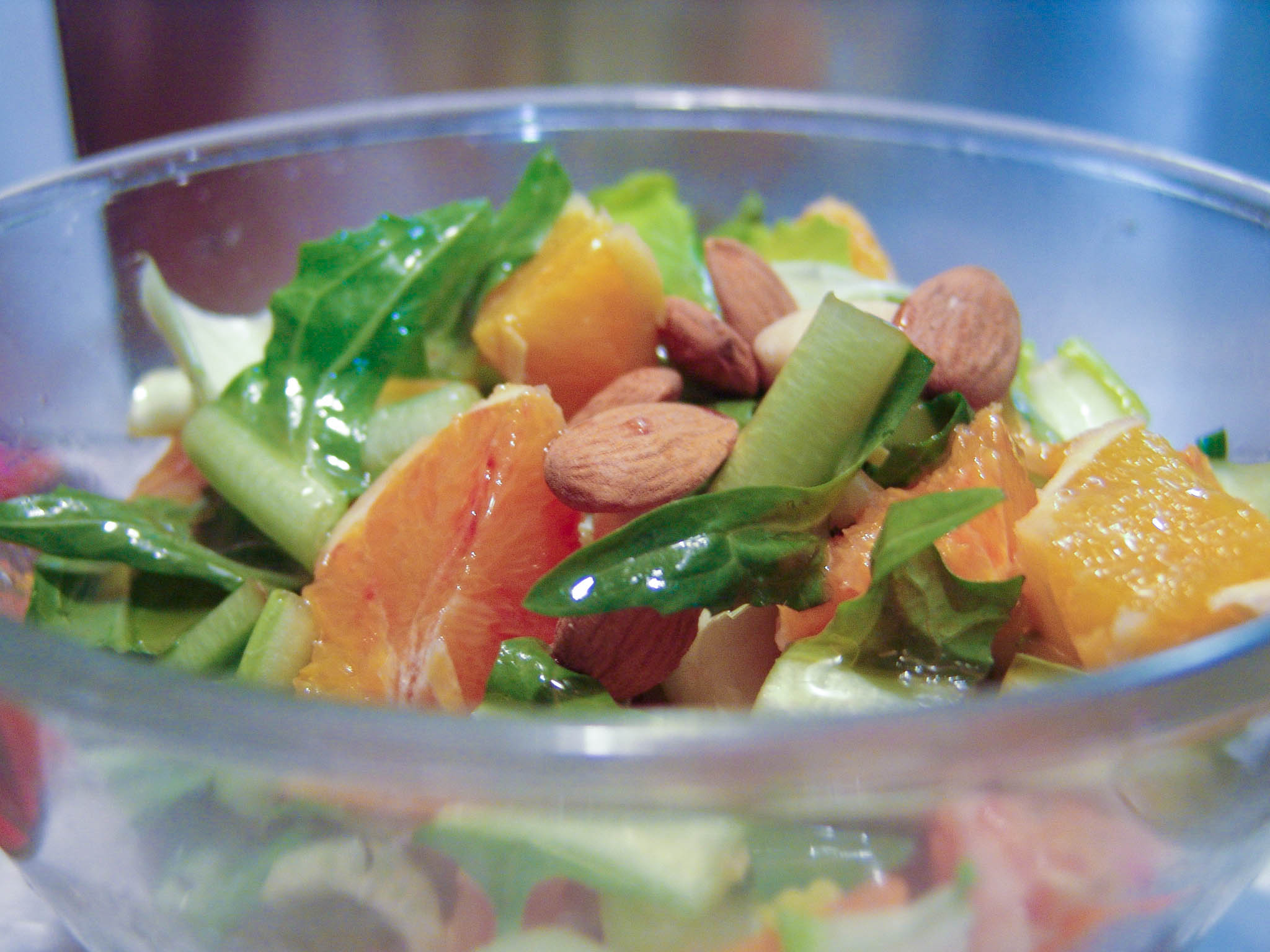 Insalata di cicoria con spicchi d'arancia e mandorle tostate