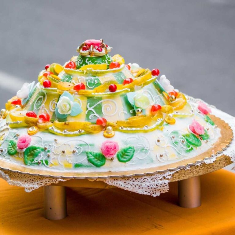 Cassata siciliana decorata con frutta candita