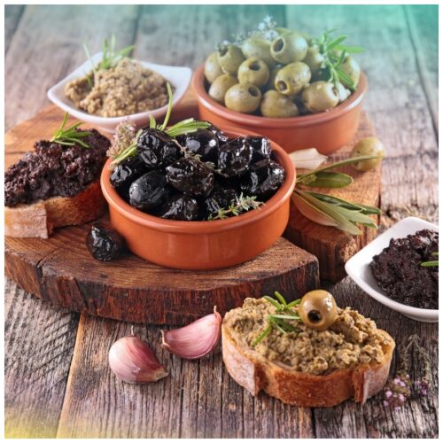 Canapè di pane Russello con hummus, capuliato e patè d'olive