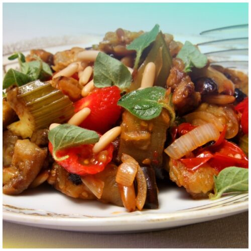 Caponata siciliana con melanzane, peperoni, capperi e olive