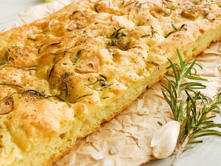 Focaccia con rosmarino, aglio e sale grosso su carta da forno