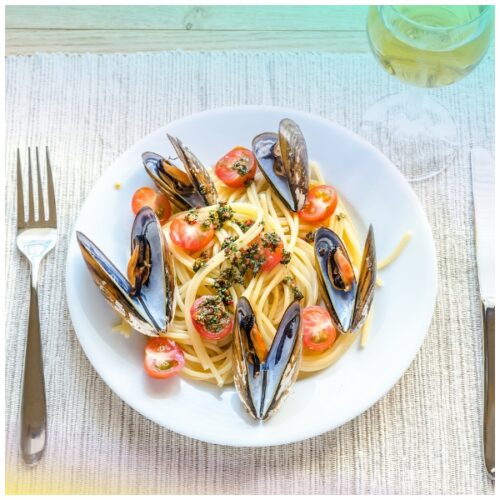 Fregola e cozze, con cozze, fregola sarda, pomodorini e prezzemolo