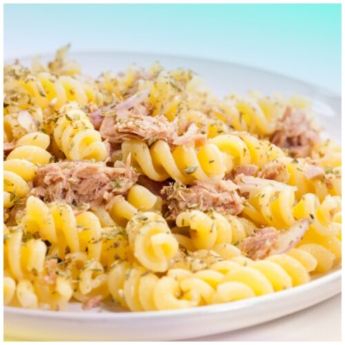 Fusilli al tonno fresco con taralli sbriciolati, con tonno, zenzero e limone, pomodori secchi