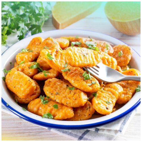 Gnocchetti di zucca con salsa al sesamo, con zucca, amaretti, sesamo e semi di papavero