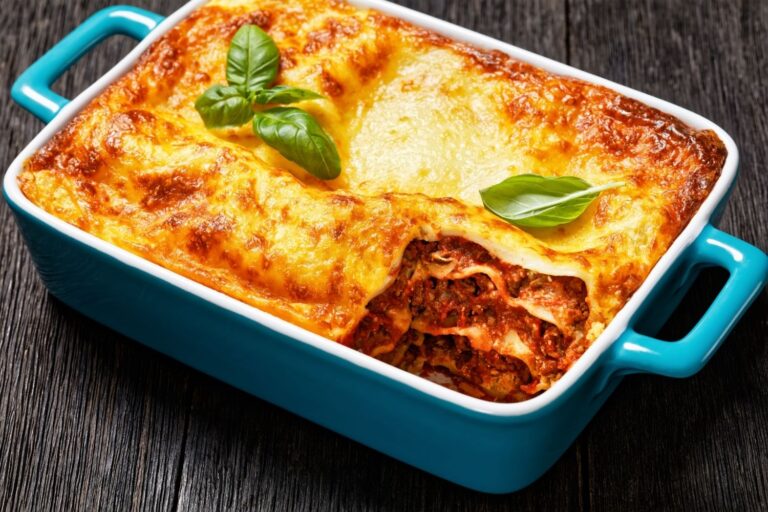 Lasagna al forno gratinata in teglia azzurra, con ragù e foglie di basilico - Psicologia della lasagna