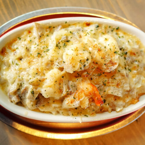 Lasagne di mare gratinate con gamberi in una pirofila ovale
