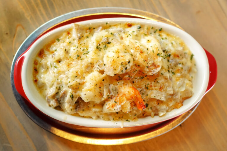 Lasagne di mare gratinate con gamberi in una pirofila ovale