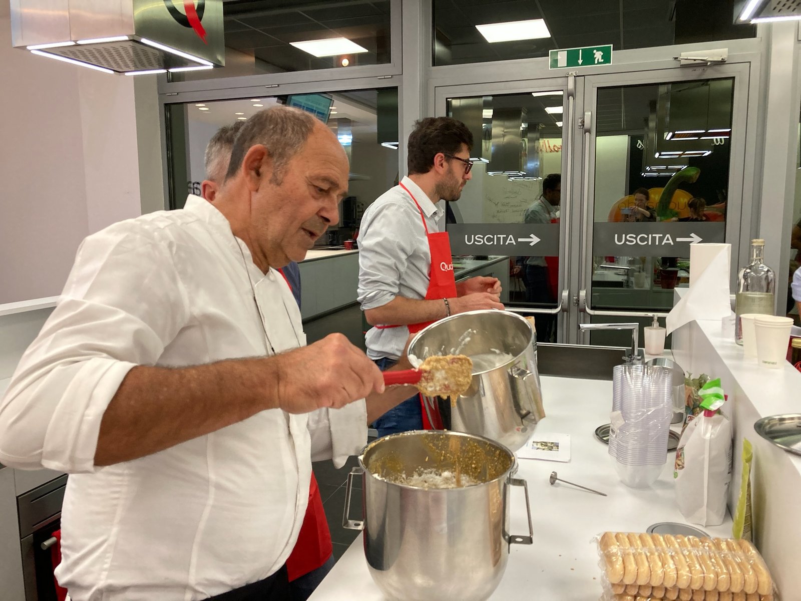 Salvo Nicastro, chef, lavora una crema durante una lezione di cucina a Qucinando