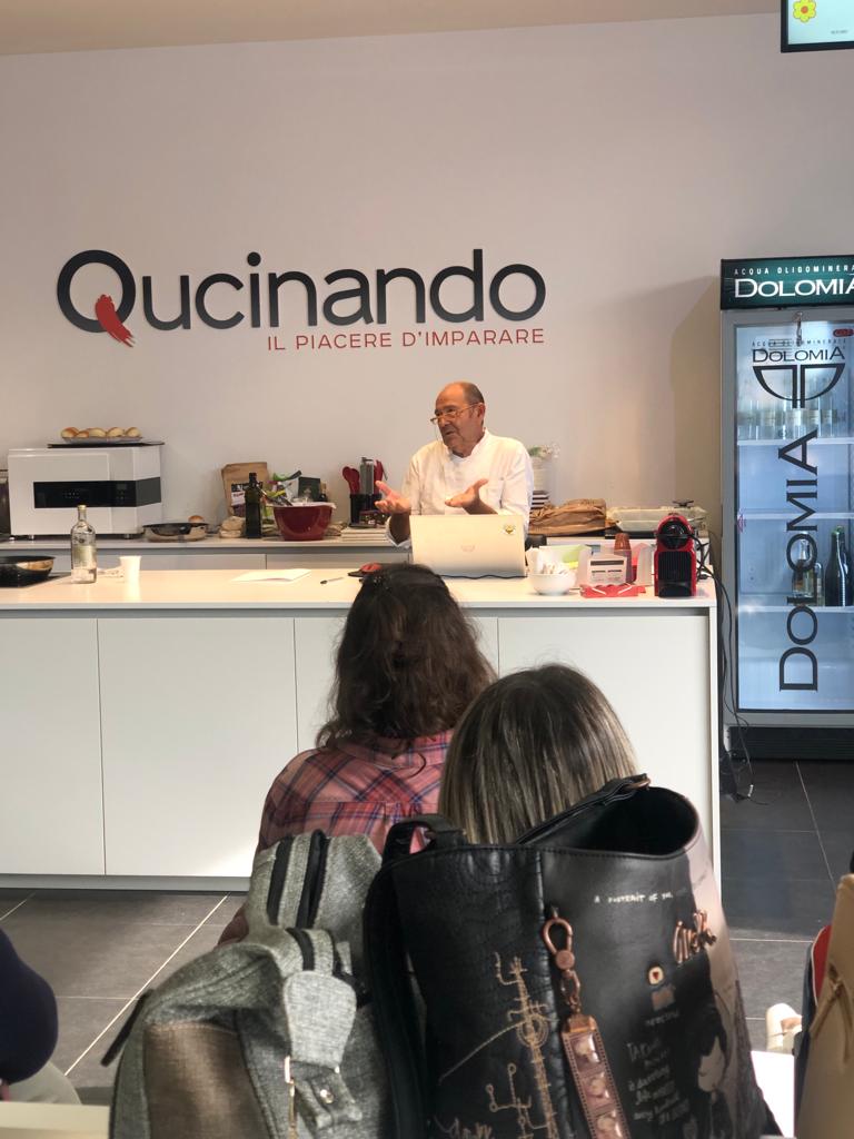 Salvo Nicastro, chef, tiene una lezione di cucina professionale alla scuola Qucinando davanti a un gruppo di allievi