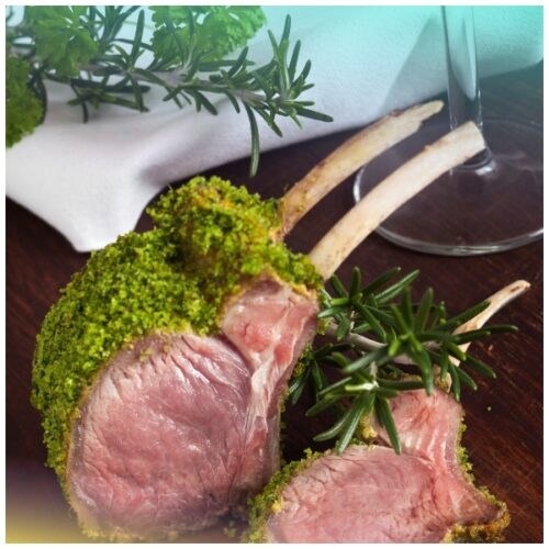 Lombatina d'agnello in crosta di erbe, jus al tè affumicato e patate fondenti
