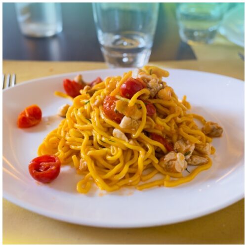 Mezzemaniche e scorfano con zafferano, pistacchi e capperi