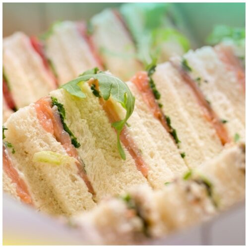 Mini tramezzini farciti con salmone e rucola