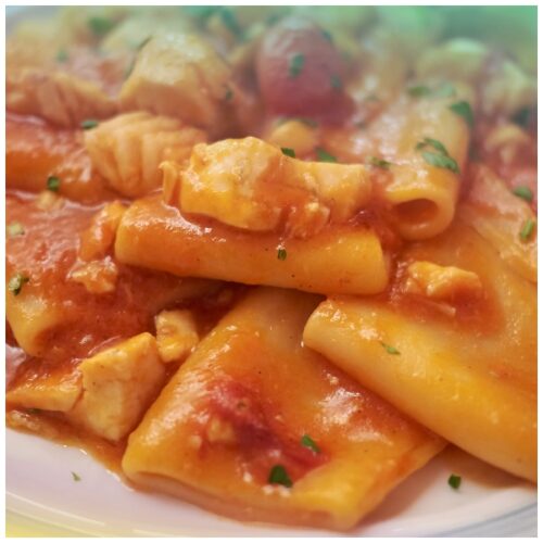 Paccheri con salsa di peperone e ricotta salata, con peperoni rossi, basilico rosso e pomodori