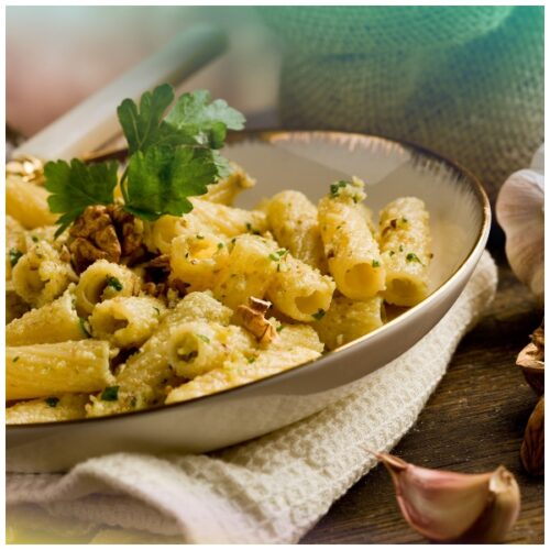 Pasta al farro con pesto di mandorle, pistacchi e noci