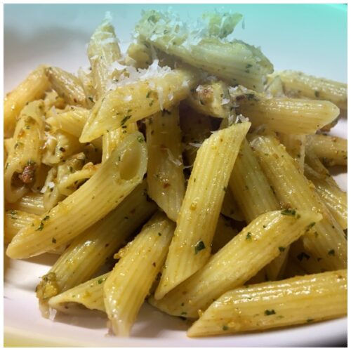 Pennette rigate al pesto di pistacchio e menta con falafel