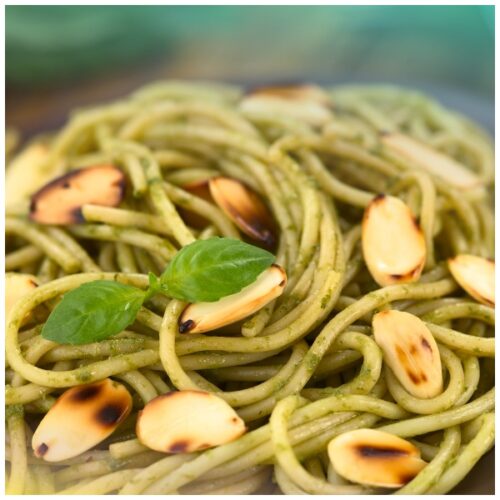 Pasta al pesto Donnafugata con cavolfiore, mandorle, basilico e uvetta