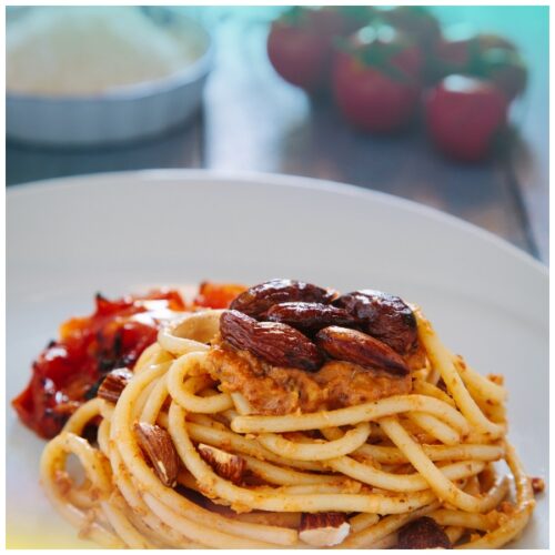 Pasta al pesto delle Lipari con pomodori San Marzano, mandorle, noci, pinoli e menta