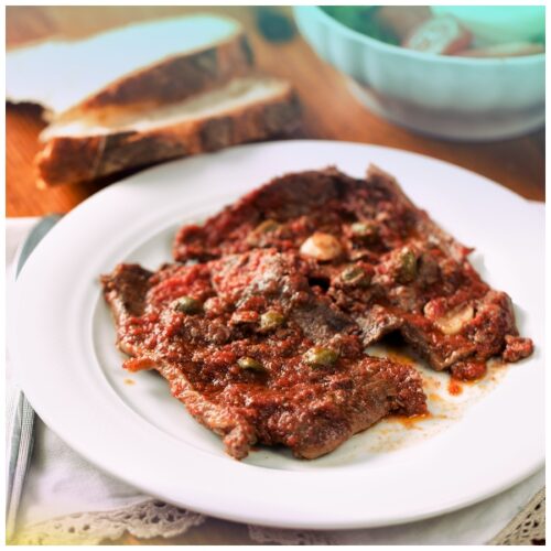 Pizzaiola di carne, con manzo, patate, pomodorini e erbe aromatiche