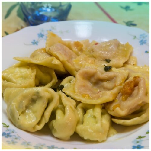 Ravioli di patate ripieni di scamorza affumicata con favette e fiore sardo