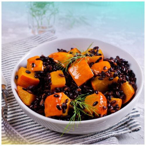 Mosaico con riso venere e zucca in una ciotola bianca al centro e, sui lati, riso nero, zucca a cubetti, ricotta e olive nere