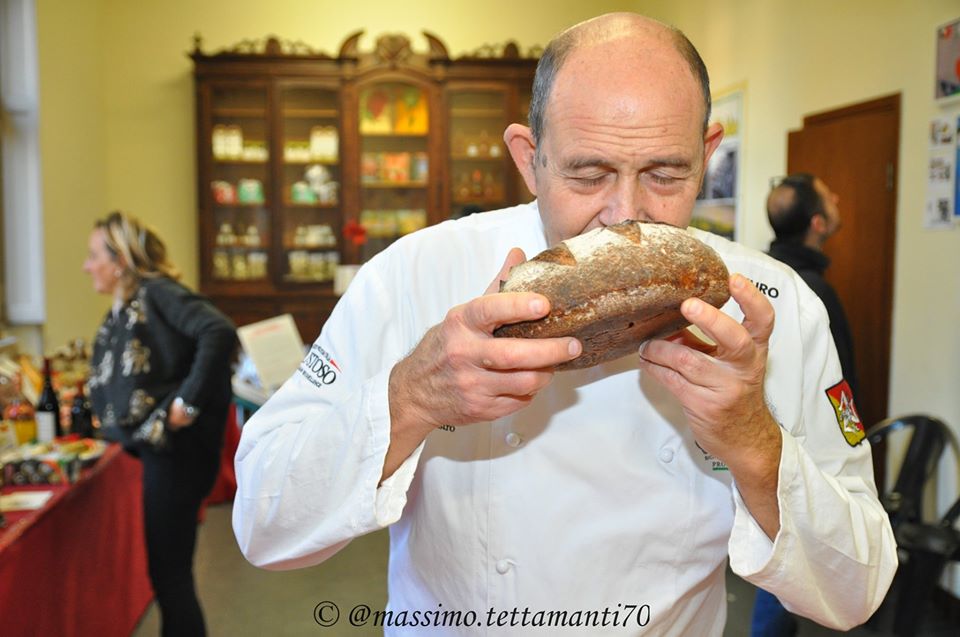 Salvo Nicastro annusa una pagnotta di pane a lievitazione naturale