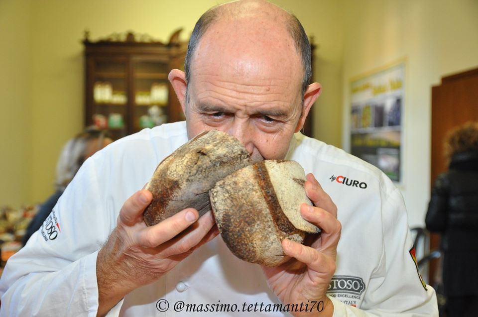 Salvo Nicastro respira il profumo del pane appena tagliato