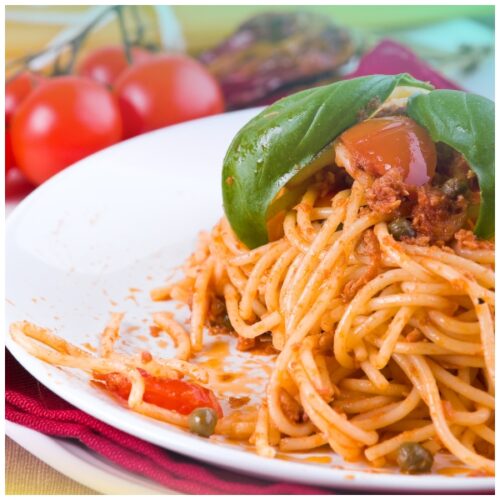 Spaghetti con pomodorini e pesto all'eoliana, con pomodorini, capperi, basilico e mandorle