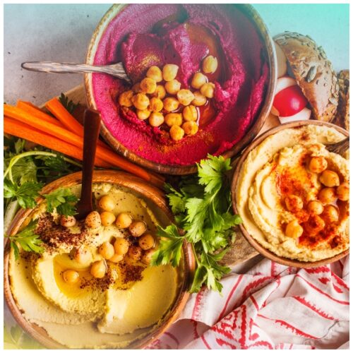 Tris di paté vegetali: hummus, crema di rape rosse e zenzero, paté al sesamo nero