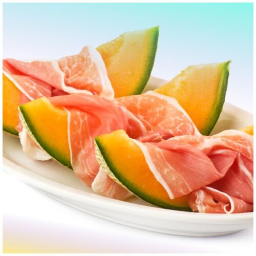 Mosaico con prosciutto crudo e melone cantalupo: fette di melone avvolte nel prosciutto al centro, melone tagliato e prosciutto in fette sui lati