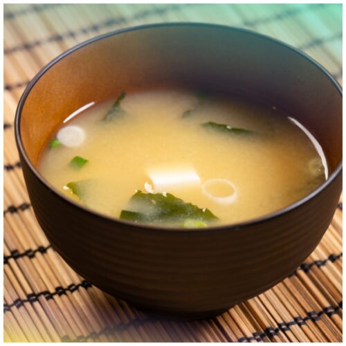 Zuppa di miso con alga wakame, zenzero e erba cipollina